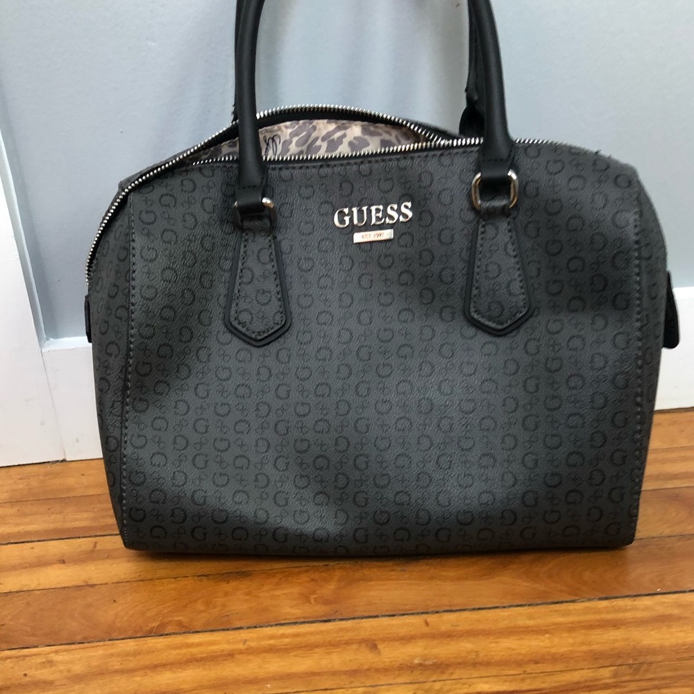 Guess signature leather purse in PERFECT CONDITION